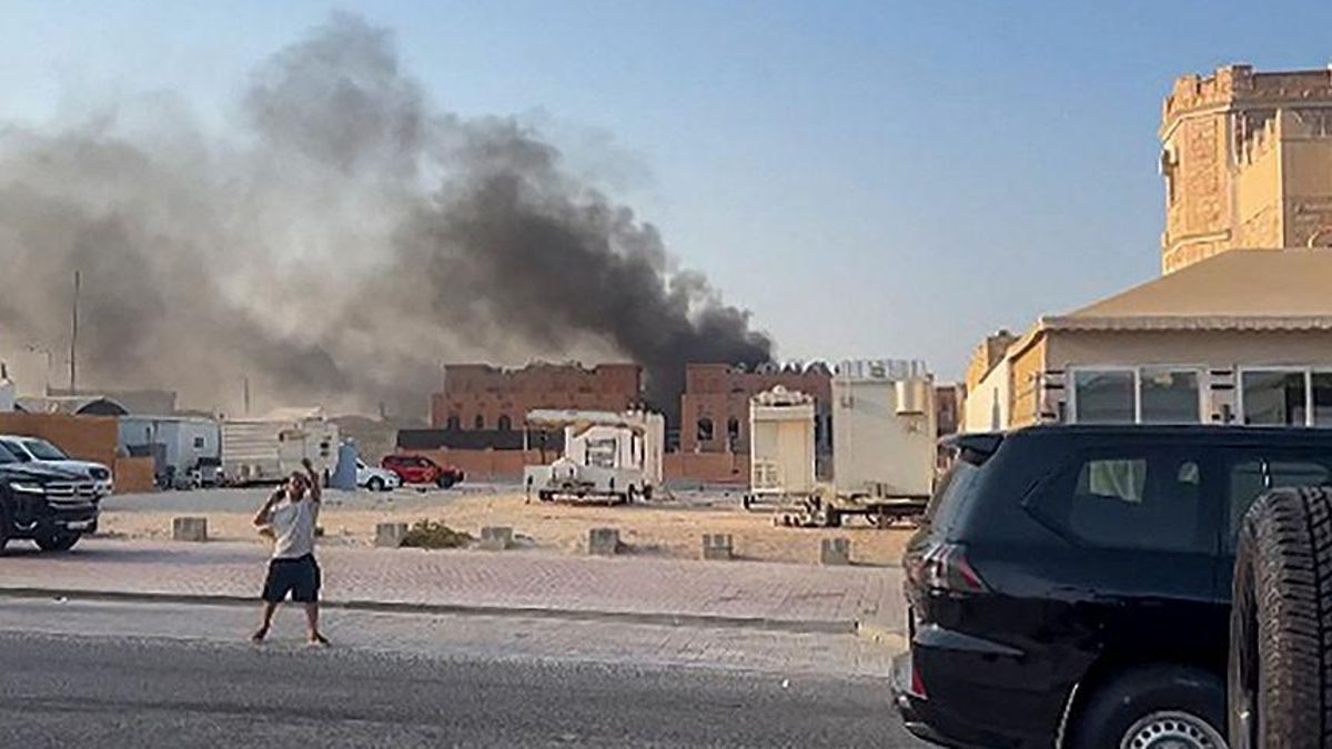 Columnas de humo sobre el edificio bombardeado por Israel en la capital de Qatar, el 9 de septiembre de 2025. JACQUELINE PENNEY/AFPTV/Getty Images