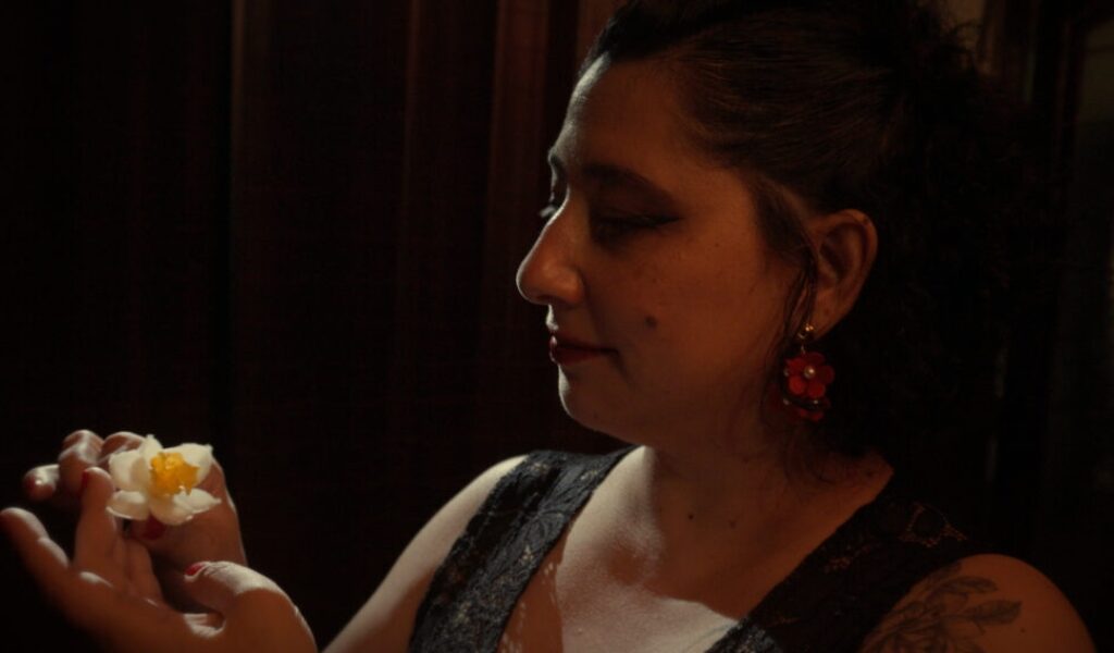 SORAYA SACAAN ESTRENA EL VIDEOCLIP DE “NARCISO”: UNA APUESTA TEATRAL DESDE EL BLUES